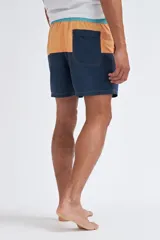 Short de baño con diseño de bloques de color, presentando una franja superior en color naranja y una inferior en color azul marino. Cuenta con cintura elástica y cordón de ajuste.