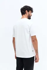 Remera básica de hombre con cuello redondo y mangas cortas, confeccionada en algodón. Presenta un pequeño logo bordado en el pecho.