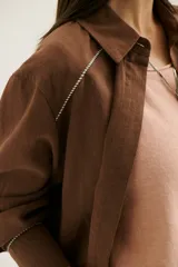 Sobrecamisa azul de lino con cuello camisero, manga larga y cierre frontal con botones.