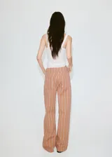 Pantalón tipo jeans de corte recto y tiro medio, con diseño de rayas verticales en tonos tierra.