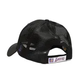 Gorra New Era negra con logo de los Lakers bordado en negro y contorno violeta.