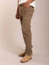 Pantalón de sarga color beige, de corte recto y cinco bolsillos.