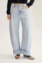Jean de denim celeste con lavado claro y efecto desteñido, de tiro alto y corte ancho con dobladillo vuelto en los tobillos.