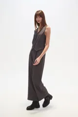 Pantalon de vestir de corte recto y tiro alto, confeccionado en tela con diseño de rayas verticales finas.