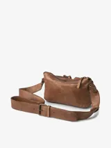 Bolso de cuero bovino color negro, con diseño urbano y versátil. Cuenta con múltiples compartimentos externos con solapa y cierre, y una correa ajustable con hebilla metálica.