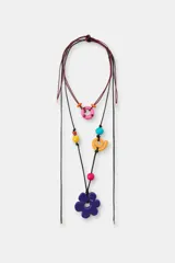 Pack de dos collares de cordón con abalorios de madera y piezas de resina de colores, con dijes circulares y de flor.