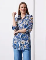 Camisola de gasa estampada con flores, marca Figueroa & Flower. Tiene cuello con solapa, abertura central con botones y mangas regulables con presilla y botón. Incluye musculosa interna.