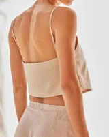 Top color nude confeccionado en lino con escote recto y breteles finos.