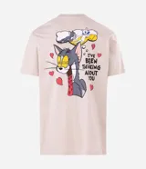 Remera de algodón color beige con cuello redondo y mangas cortas, con estampa en la espalda del personaje Tom de Tom y Jerry junto con la frase "I've been thinking about you" y corazones.