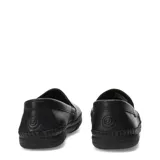 Mocasines de cuero color negro para hombre, con diseño easy wear, costuras artesanales visibles y detalles de elásticos laterales para un calce cómodo.