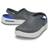 Zuecos Crocs modelo InMotion LiteRide Clog, de color gris en la parte superior perforada con tira trasera pivotante y suela gruesa de plataforma en color blanco con detalles negros.