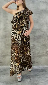 Vestido largo con estampado animal print, de un solo hombro y con volados en el escote.