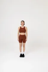 Short de lycra color marrón, tiro alto y calce ajustado.