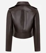 Campera estilo biker corta, color negro, confeccionada en poliuretano (PU) con cuello con solapa, cierre frontal de cremallera y bolsillos con cremallera.