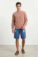 Bermuda de denim negro con diseño clásico y detalles de roturas en el frente.