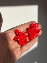 Par de aros colgantes con forma de flor grande, color negro.