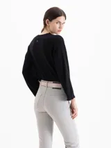 Sweater de punto negro ultrasuave, con cuello redondo, hombros caídos y mangas largas de corte holgado.
