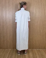 Vestido midi marrón con textura sutil, cuello alto fruncido, cierre frontal con botones y mangas cortas abullonadas con elástico.