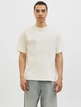 Remera de manga corta color beige, confeccionada en algodón, con cuello redondo y diseño clásico de corte recto.