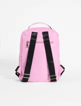 Mochila de nylon color rosado con compartimento principal y bolsillo frontal, ambos con cierre de cremallera en contraste negro.