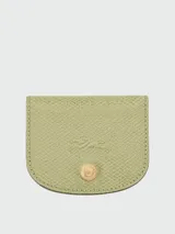 Tarjetero Longchamp de cuero texturizado en color rosado, con diseño minimalista, bordes redondeados y cierres de broche metálicos en tono dorado.