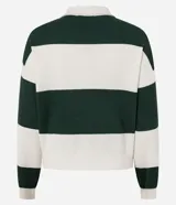 Suéter de punto color verde oscuro y blanco, con cuello polo, cierre frontal parcial de cremallera metálica y mangas largas con puños. Presenta un estampado de rayas horizontales.