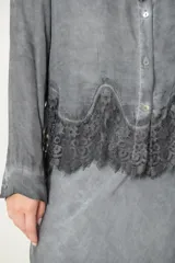 Camisa italiana de manga larga color gris topo, con cuello clásico, cierre frontal con botones y aplique de puntilla en el ruedo.