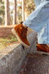 Bota acordonada de cuero color óxido con suela track color beige.