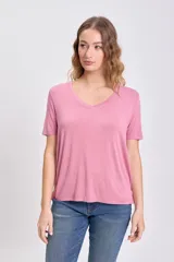 Remera de manga corta con escote en V, de corte clásico y ajuste relajado.