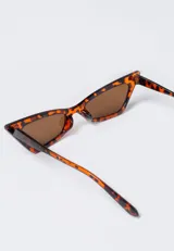 Lentes de sol negros con forma cat eye, de plástico y policarbonato.