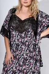 Camisón con estampado floral y puntilla negra en escote y mangas.
