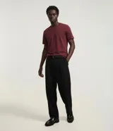 Remera básica de corte slim para hombre, confeccionada en suave algodón peruano con cuello redondo y mangas cortas, de diseño liso.