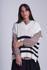 Chaleco de punto con escote en V, diseño a rayas horizontales en color tostado y blanco, con terminaciones en tejido acanalado.