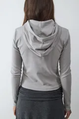 Camiseta de manga larga con capucha, confeccionada en tejido de punto, con cierre frontal parcial de botones y corte recto.