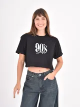 Remera crop top blanca de manga corta con estampa frontal en color negro con diseño tipográfico y gráfico de estrella.