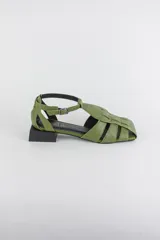 Sandalias de cuero rojo estilo romano, con punta cuadrada, taco bajo cuadrado de 3 cm, tiras laterales cruzadas y tira con hebilla en el tobillo.