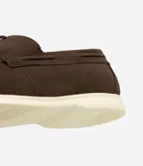 Zapato dockside para hombre de Viko, confeccionado en material sintético con acabado simil gamuza en color marrón. Diseño clásico con cordones, punta redondeada, costura visible en la capellada y suela de goma termoplástica en color blanco.