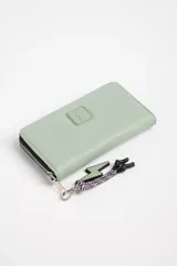 Billetera larga color verde agua con cierre de cremallera y detalle de rayo en relieve. Incluye llavero con dije de rayo y adorno de cordones trenzados.