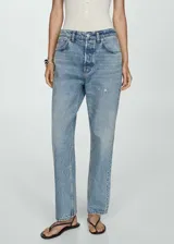 Jeans de corte boyfriend y diseño loose, confeccionados en tejido de algodón estilo vaquero. Presentan cinco bolsillos, trabillas para cinturón y cierre frontal con cremallera y botón.
