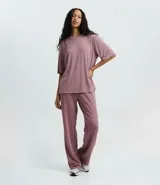 Remera de corte oversized, manga corta y cuello redondo, confeccionada en tejido de microfibra con viscosa.