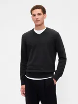 Buzo de punto con cuello en V, manga larga y puños y ruedo acanalados.