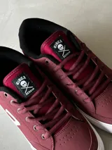 Championes CIRCA AL50 TM color bordó con detalles en negro y blanco. Zapatillas de skate de corte bajo con suela vulcanizada, puntera reforzada, lengüeta acolchada y logo CIRCA en el lateral.