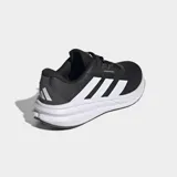 Championes de running Adidas Questar 3 en color negro con las tres tiras laterales en blanco. Poseen una parte superior de malla transpirable, cierre de cordones y una mediasuela con tecnología de amortiguación para optimizar la pisada.