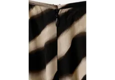 Pantalón largo de viscosa con estampado animal print tipo cebra en tonos beige y negro, de corte recto y tiro alto.