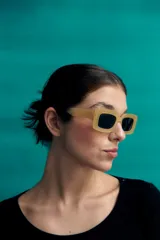 Lentes de sol rectangulares color negro con protección UV.