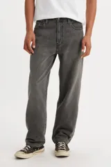 Jean de hombre color gris oscuro, de corte recto y holgado, con tiro bajo y cierre de bragueta. Cuenta con cinco bolsillos.