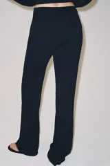 Pantalón de tiro alto confeccionado en mezcla de viscosa, con diseño de pierna recta y detalle de raya planchada frontal. Cuenta con cierre lateral mediante cremallera oculta.