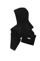 Bufanda con capucha integrada, confeccionada en tejido de punto acanalado color negro. Presenta un diseño envolvente con una etiqueta decorativa en uno de los extremos.