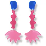 Par de aros colgantes con piezas de acrílico de diferentes formas y colores: azul, fucsia y rosa.