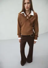 Sweater de punto marrón de manga larga, con cuello polo y solapas amplias.